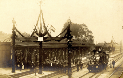 881793 Groepsportret met het personeel en andere aanwezigen van het station Bergen op Zoom van de Staatsspoorwegen, met ...